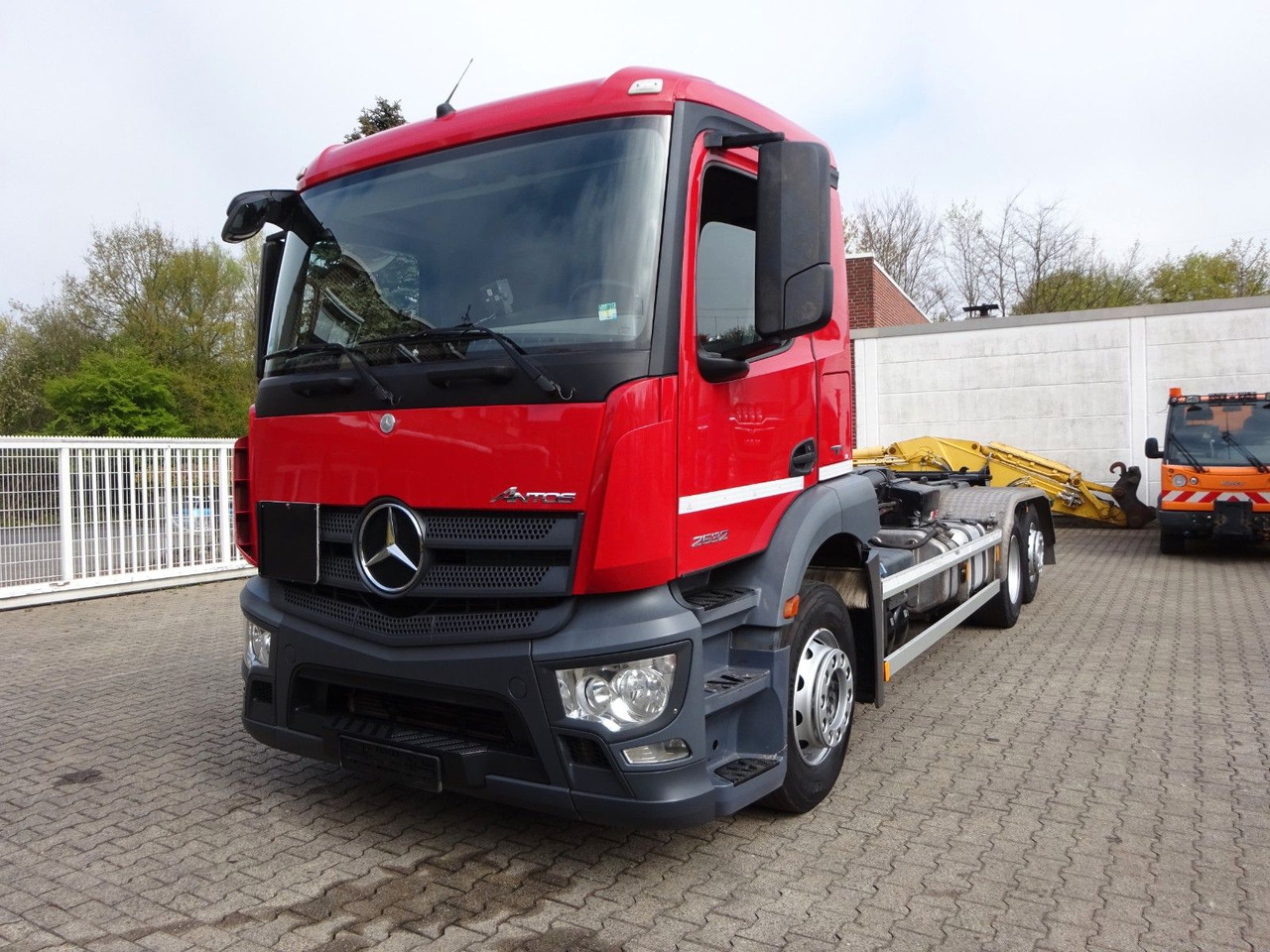 Mercedes-Benz 2532 Antos Multilift Abroller+Lift-Lenkachse6x2 - Kamion sa hidrauličnom kukom: slika 2 Mercedes-Benz 2532 Antos Multilift Abroller+Lift-Lenkachse6x2 - Kamion sa hidrauličnom kukom: slika 2