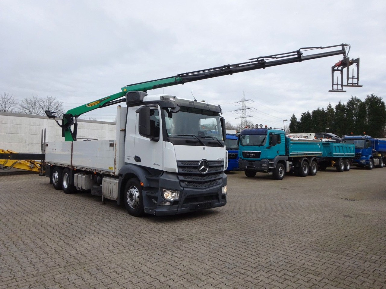Mercedes-Benz 2543 Antos Baustoff +PK 26001 bis 20 m Auslage Mercedes-Benz 2543 Antos Baustoff +PK 26001 bis 20 m Auslage - Kamion sa dizalicom, Kamion sa tovarnim sandukom: slika 2 Mercedes-Benz 2543 Antos Baustoff +PK 26001 bis 20 m Auslage Mercedes-Benz 2543 Antos Baustoff +PK 26001 bis 20 m Auslage - Kamion sa dizalicom, Kamion sa tovarnim sandukom: slika 2