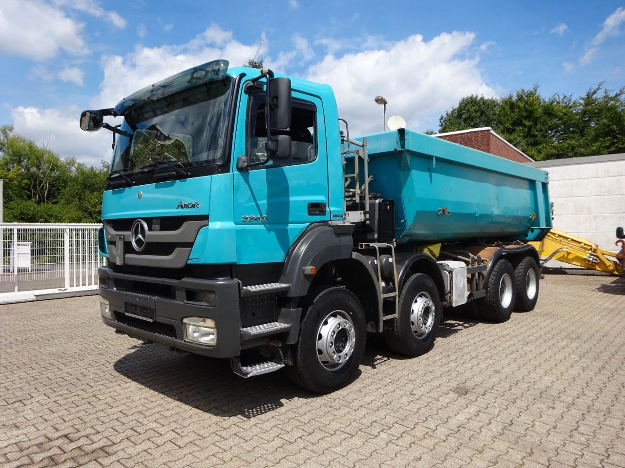 Mercedes-Benz 3240 Axor Muldenkipper 8x4 - Istovarivač: slika 2 Mercedes-Benz 3240 Axor Muldenkipper 8x4 - Istovarivač: slika 2