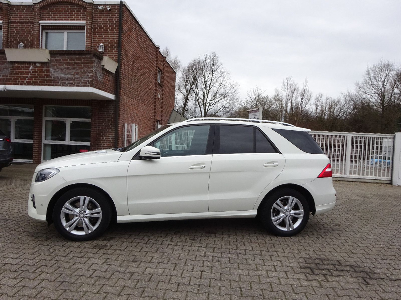 Mercedes-Benz ML 350 CDI BlueTec Mercedes-Benz ML 350 CDI BlueTec. AMG Paket - SUV: slika 3 Mercedes-Benz ML 350 CDI BlueTec Mercedes-Benz ML 350 CDI BlueTec. AMG Paket - SUV: slika 3
