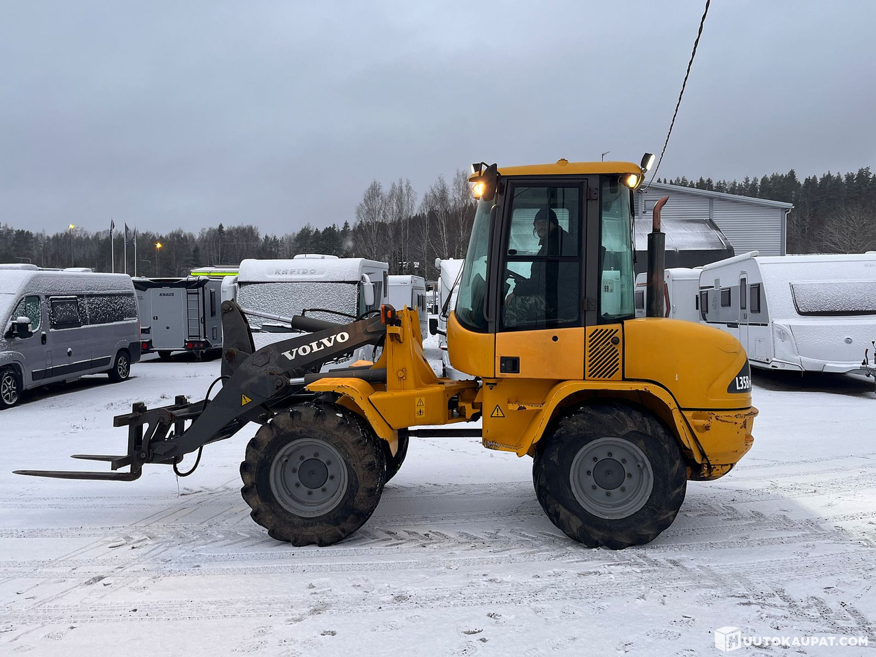 Volvo L35B Pro, pyöräkuormaaja avattavalla kauhalla ja piikeillä, 2005, Vihti - Utovarivač točkaš: slika 1 Volvo L35B Pro, pyöräkuormaaja avattavalla kauhalla ja piikeillä, 2005, Vihti - Utovarivač točkaš: slika 1