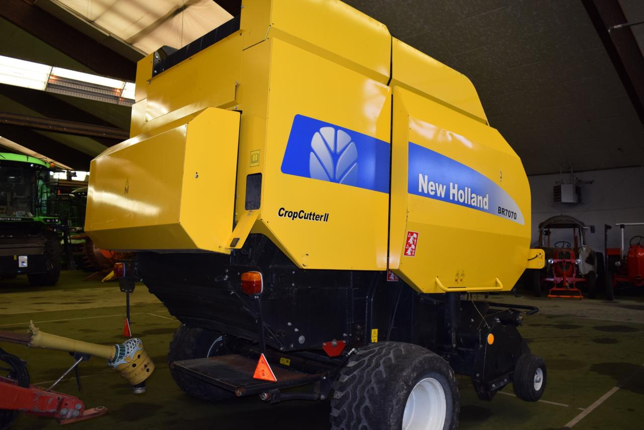 New Holland BR 7070 Crop Cutter II - Balirka za okrugle bale: slika 4 New Holland BR 7070 Crop Cutter II - Balirka za okrugle bale: slika 4