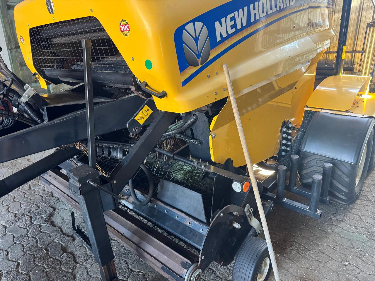 New Holland Rooll Baler 125 Combi - Balirka za okrugle bale: slika 2 New Holland Rooll Baler 125 Combi - Balirka za okrugle bale: slika 2