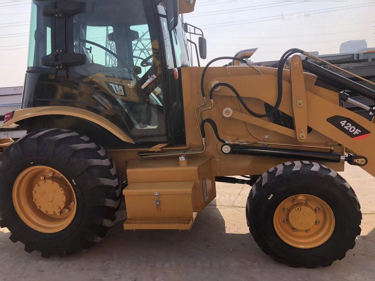 Bager utovarivač Caterpillar 420F: slika 12