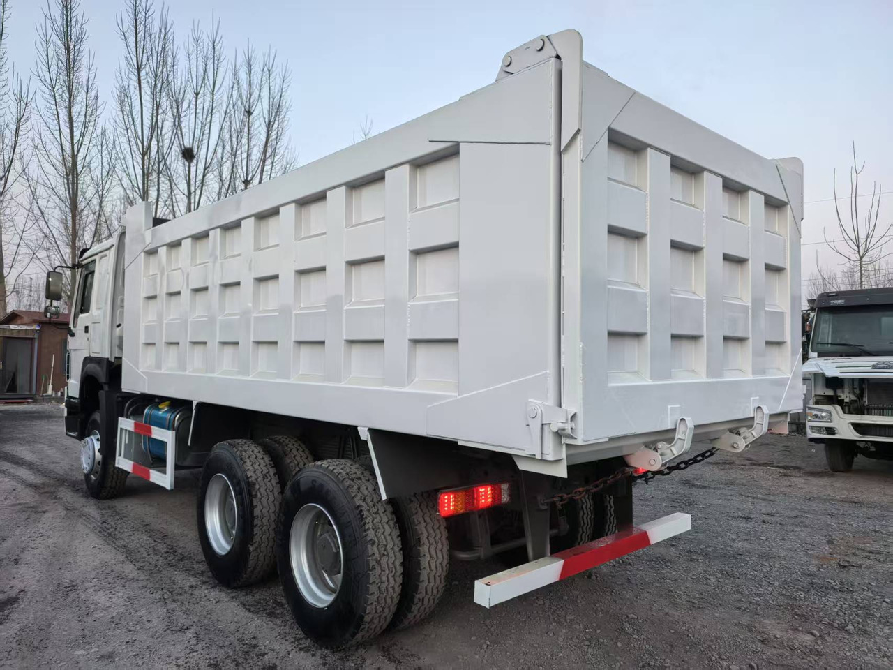 SINOTRUK HOWO 6x4 - Istovarivač: slika 3 SINOTRUK HOWO 6x4 - Istovarivač: slika 3