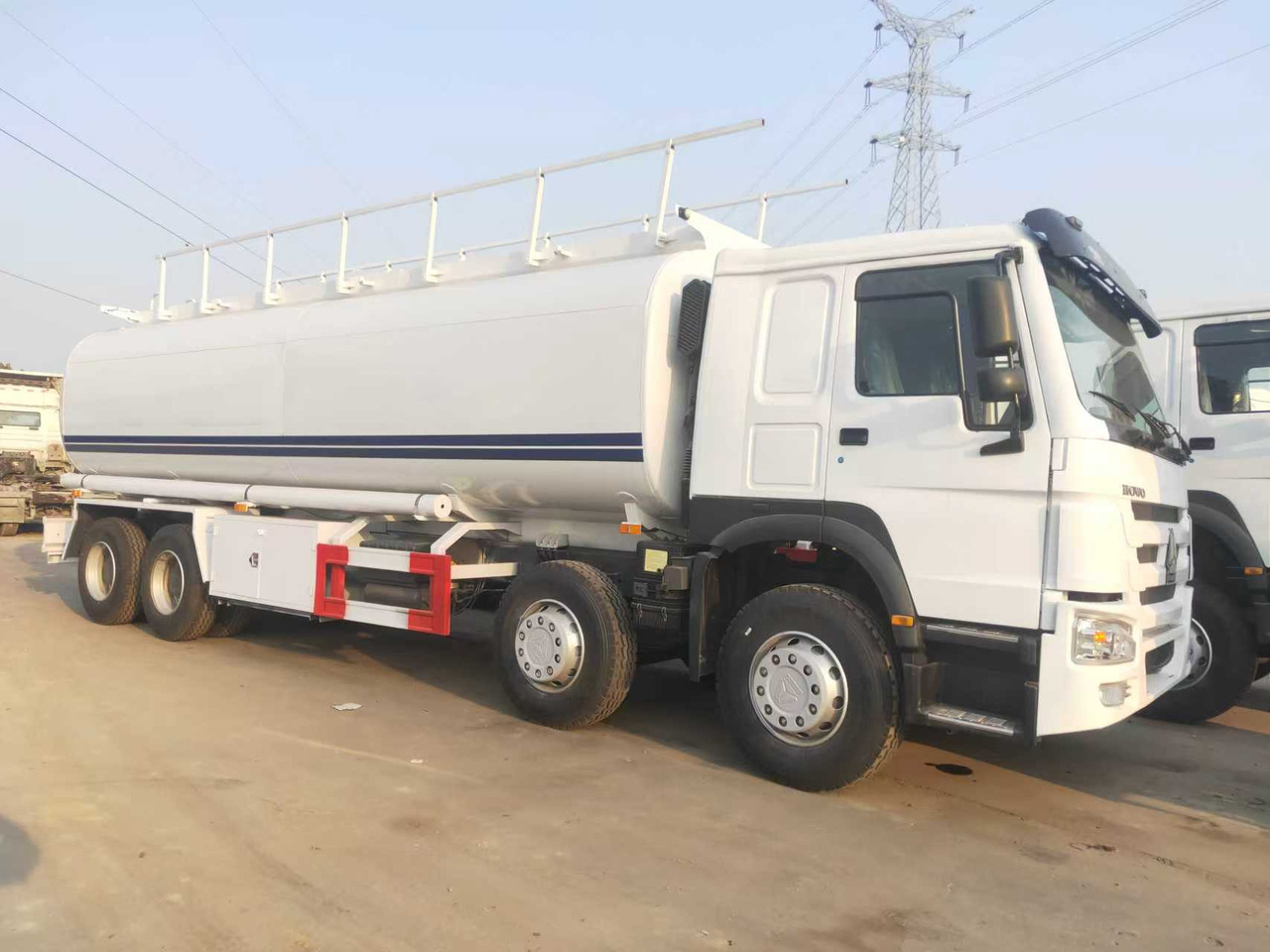 SINOTRUK HOWO Fuel Tank - Kamion cisterna: slika 2 SINOTRUK HOWO Fuel Tank - Kamion cisterna: slika 2