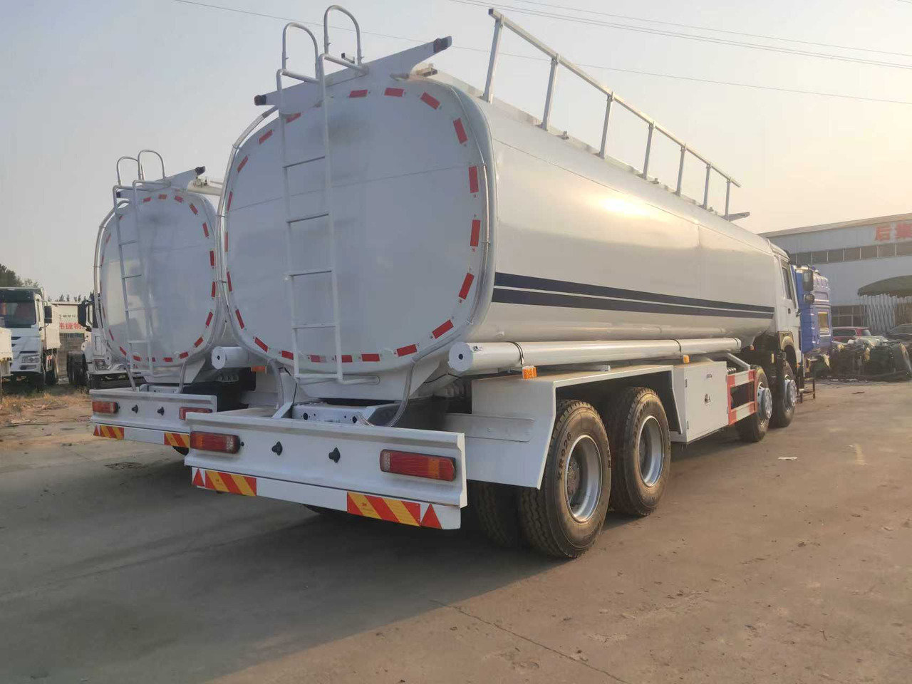 SINOTRUK HOWO Fuel Tank - Kamion cisterna: slika 4 SINOTRUK HOWO Fuel Tank - Kamion cisterna: slika 4