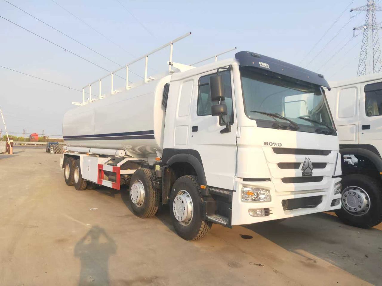 SINOTRUK HOWO Fuel Tank - Kamion cisterna: slika 1 SINOTRUK HOWO Fuel Tank - Kamion cisterna: slika 1