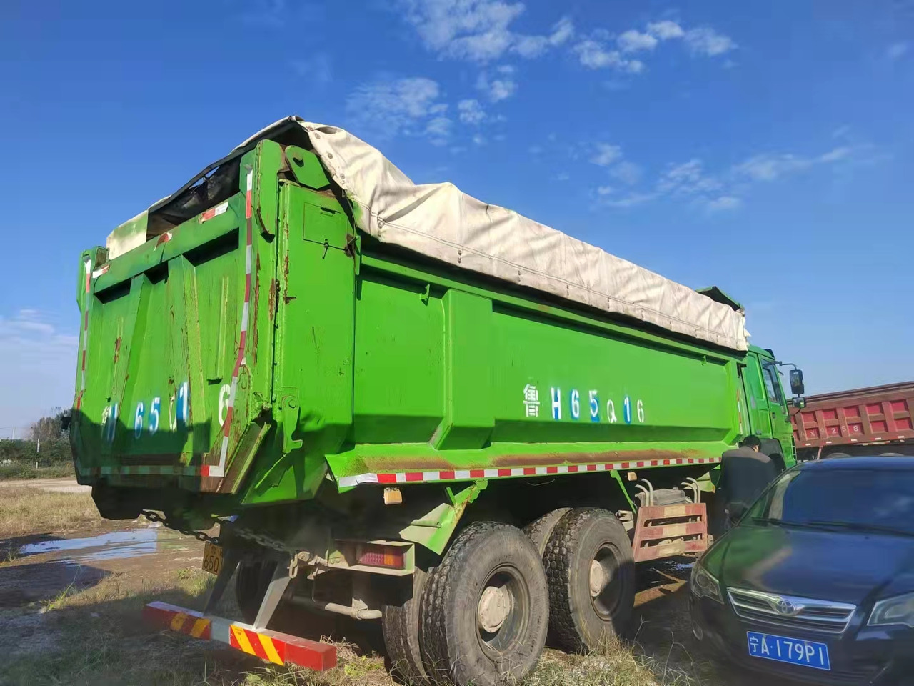 SINOTRUK HOWO - Kamion sa zatvorenim sandukom: slika 1 SINOTRUK HOWO - Kamion sa zatvorenim sandukom: slika 1