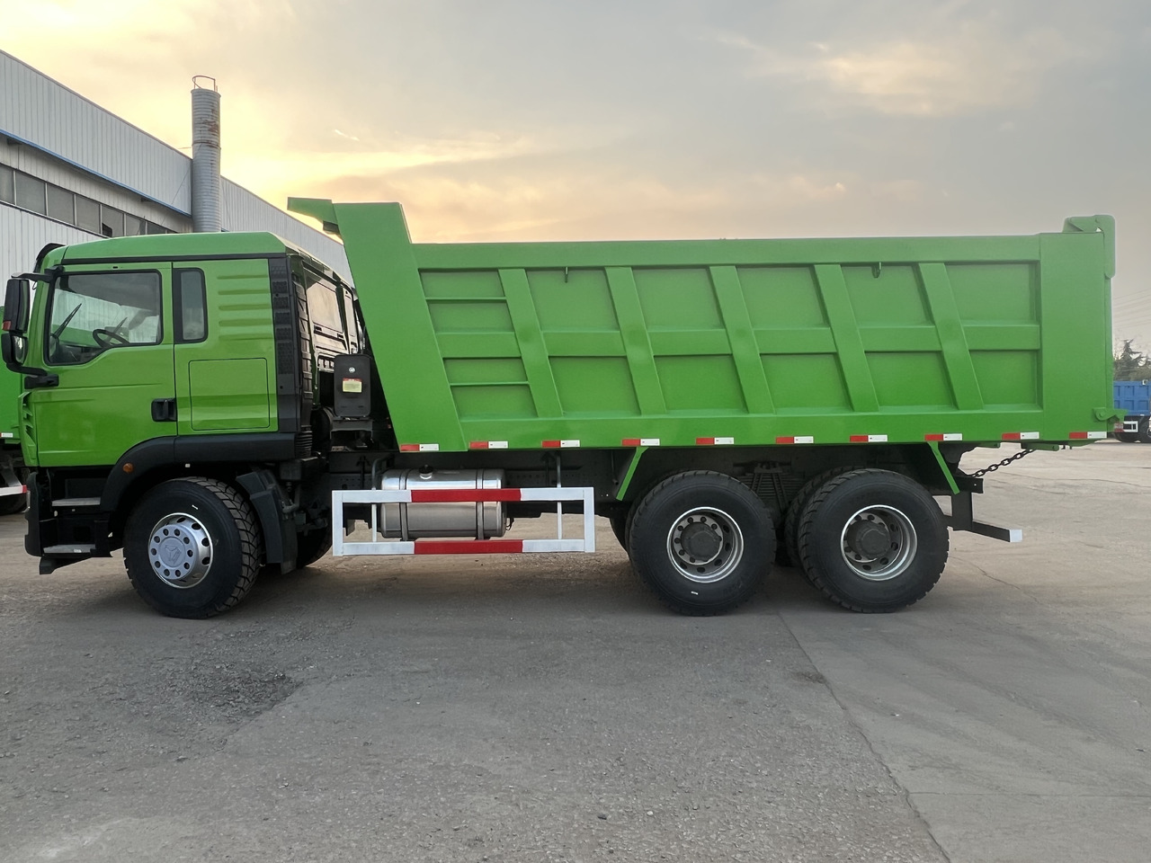 Sinotruk HOWO - Istovarivač: slika 2 Sinotruk HOWO - Istovarivač: slika 2