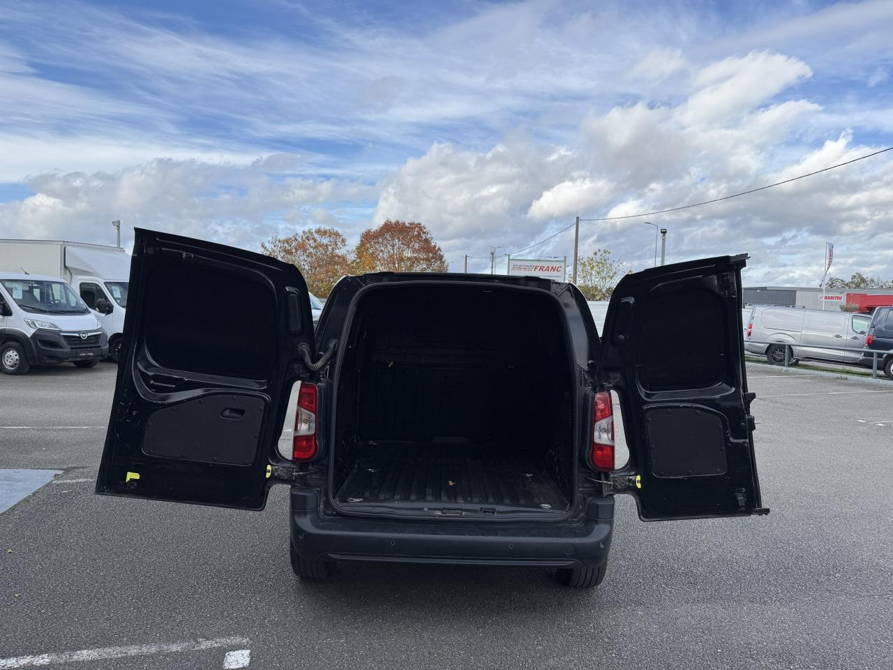 CITROEN Berlingo 1.5 BlueHDi S&S - 130 - BV EAT8 III FOURGON Fourgon M Driver 650 kg PHASE 1 - Furgon: slika 2 CITROEN Berlingo 1.5 BlueHDi S&S - 130 - BV EAT8 III FOURGON Fourgon M Driver 650 kg PHASE 1 - Furgon: slika 2