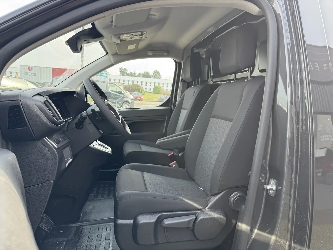 Citroen Jumpy XL 2.0 BLUEHDI 180CH S&S PACK PREMIUM CONNECT EAT8 - Furgon: slika 4 Citroen Jumpy XL 2.0 BLUEHDI 180CH S&S PACK PREMIUM CONNECT EAT8 - Furgon: slika 4