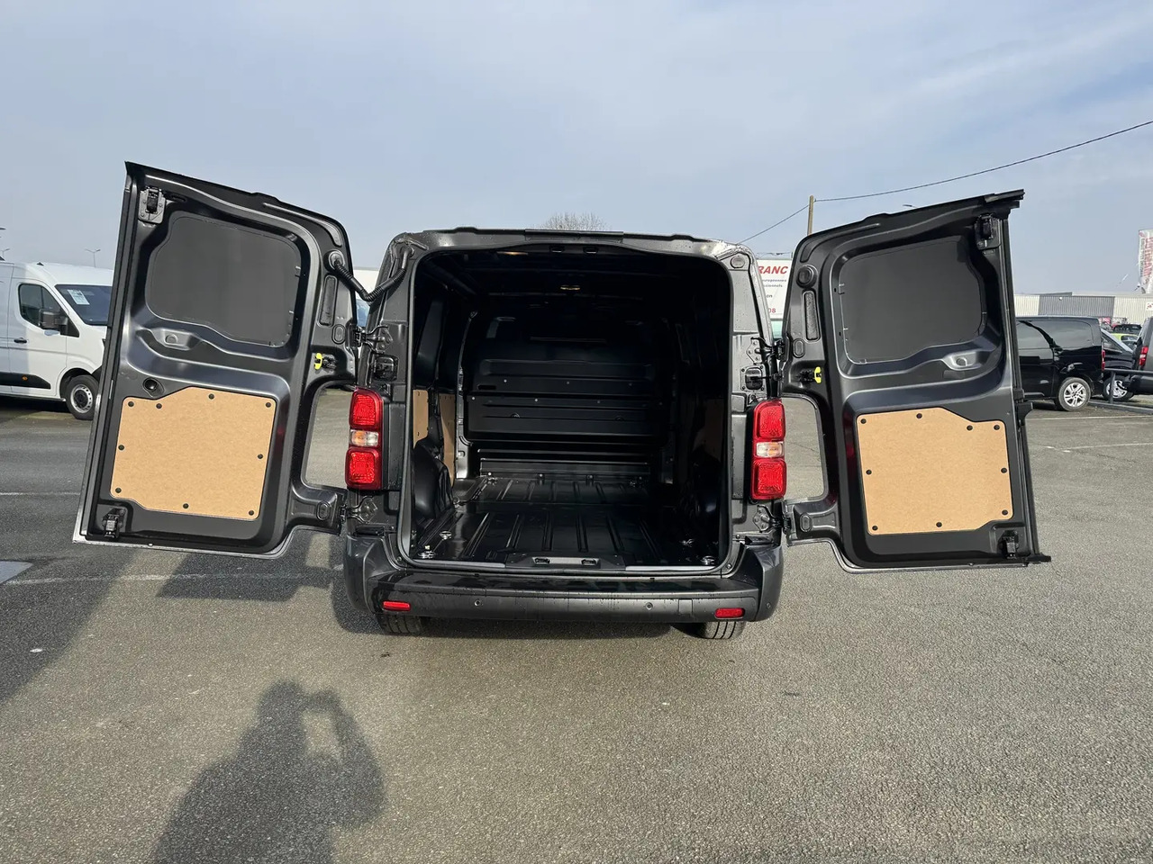 Citroen Jumpy XL 2.0 BLUEHDI 180CH S&S PACK PREMIUM CONNECT EAT8 - Furgon: slika 2 Citroen Jumpy XL 2.0 BLUEHDI 180CH S&S PACK PREMIUM CONNECT EAT8 - Furgon: slika 2