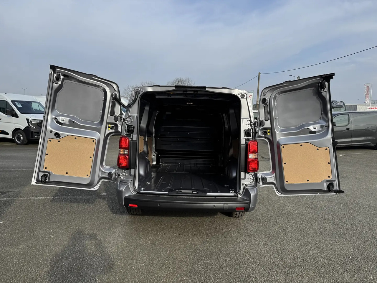 Citroen Jumpy XL 2.0 BLUEHDI 180CH S&S PACK PREMIUM CONNECT EAT8 - Furgon: slika 2 Citroen Jumpy XL 2.0 BLUEHDI 180CH S&S PACK PREMIUM CONNECT EAT8 - Furgon: slika 2