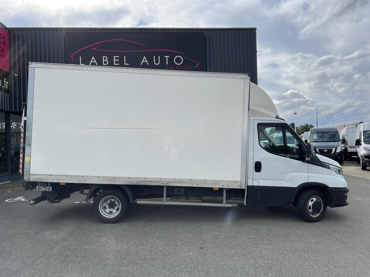 IVECO Daily 35 C 16 S&S (Quad-Leaf) CHASSIS CABINE 2014 35C/35S Chassis cabine 35 C Epmt.4.1 PHASE 4 - Dostavno vozilo sa zatvorenim sandukom: slika 1 IVECO Daily 35 C 16 S&S (Quad-Leaf) CHASSIS CABINE 2014 35C/35S Chassis cabine 35 C Epmt.4.1 PHASE 4 - Dostavno vozilo sa zatvorenim sandukom: slika 1