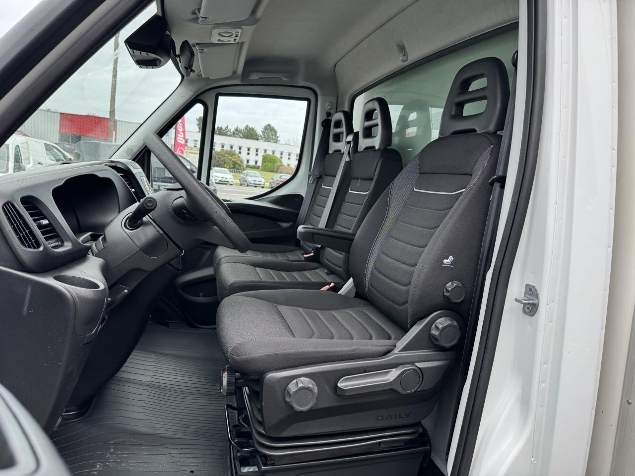 IVECO Daily 35 C 16H3.0 - BV Hi-Matic (Quad-Tor) CHASSIS CABINE CAISSE 20M3 - Dostavno vozilo sa zatvorenim sandukom: slika 4 IVECO Daily 35 C 16H3.0 - BV Hi-Matic (Quad-Tor) CHASSIS CABINE CAISSE 20M3 - Dostavno vozilo sa zatvorenim sandukom: slika 4