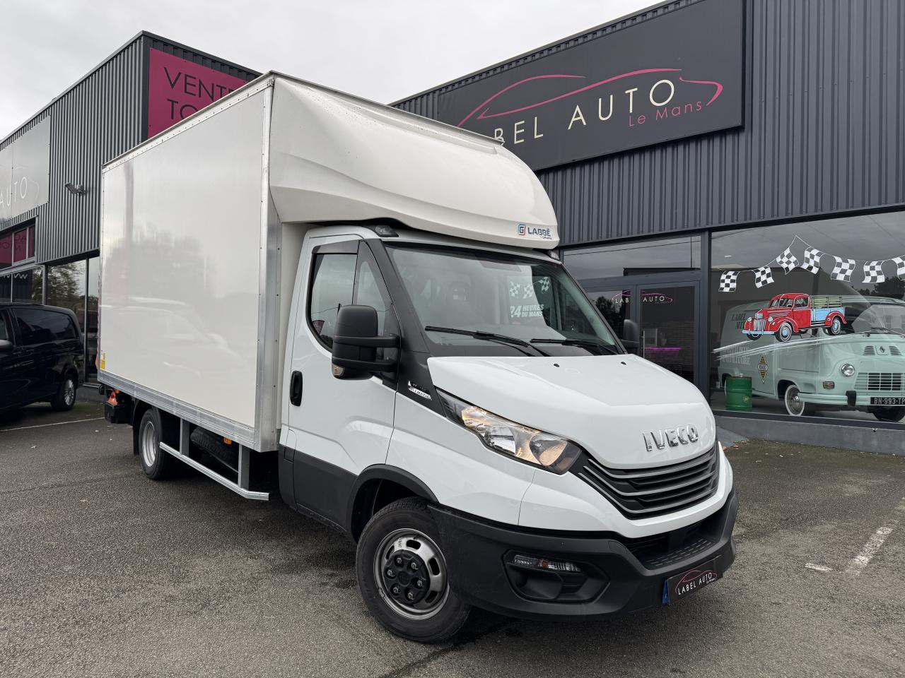IVECO Daily 35 C 16H3.0 - BV Hi-Matic (Quad-Tor) CHASSIS CABINE CAISSE 20M3 - Dostavno vozilo sa zatvorenim sandukom: slika 2 IVECO Daily 35 C 16H3.0 - BV Hi-Matic (Quad-Tor) CHASSIS CABINE CAISSE 20M3 - Dostavno vozilo sa zatvorenim sandukom: slika 2