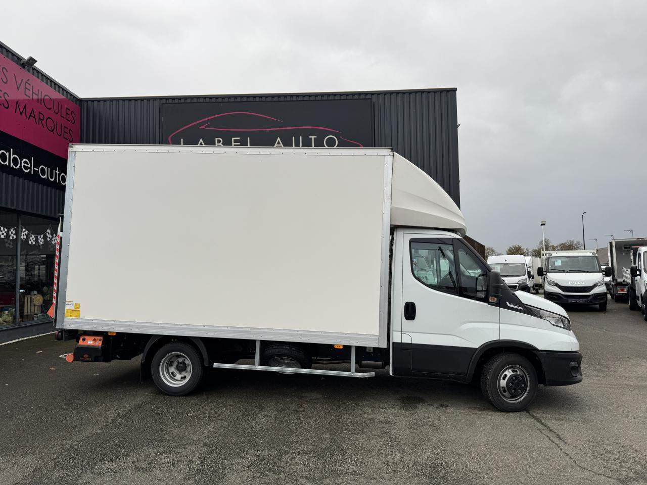 IVECO Daily 35 C 16H3.0 - BV Hi-Matic (Quad-Tor) CHASSIS CABINE CAISSE 20M3 - Dostavno vozilo sa zatvorenim sandukom: slika 1 IVECO Daily 35 C 16H3.0 - BV Hi-Matic (Quad-Tor) CHASSIS CABINE CAISSE 20M3 - Dostavno vozilo sa zatvorenim sandukom: slika 1