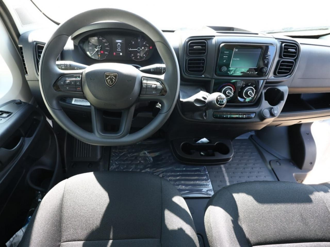 PEUGEOT Boxer 3.5t L4H2 2.2 HDi S&S Maxi - 180 III FOURGON TOLE Fourgon Tolé 435 L4H2 PHASE 3 - Furgon: slika 3 PEUGEOT Boxer 3.5t L4H2 2.2 HDi S&S Maxi - 180 III FOURGON TOLE Fourgon Tolé 435 L4H2 PHASE 3 - Furgon: slika 3