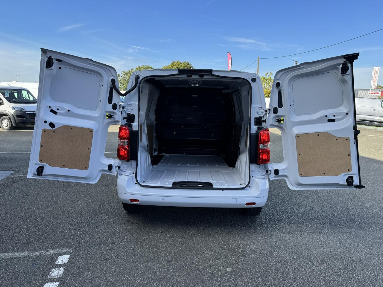 PEUGEOT Expert M 2.0 BlueHDi - 145 S&S - BV EAT8 III FOURGON Fourgon PHASE 2 - Furgon: slika 3 PEUGEOT Expert M 2.0 BlueHDi - 145 S&S - BV EAT8 III FOURGON Fourgon PHASE 2 - Furgon: slika 3