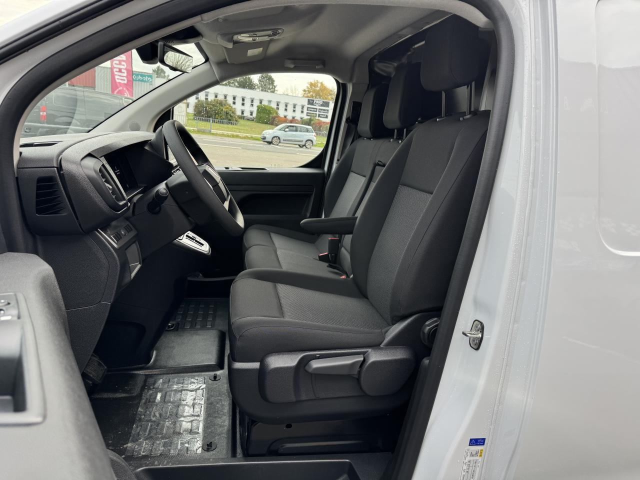 PEUGEOT Expert M 2.0 BlueHDi - 145 S&S - BV EAT8 III FOURGON Fourgon PHASE 2 - Furgon: slika 5 PEUGEOT Expert M 2.0 BlueHDi - 145 S&S - BV EAT8 III FOURGON Fourgon PHASE 2 - Furgon: slika 5