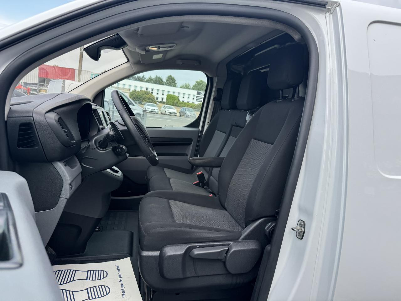 PEUGEOT expert STANDARD 2.0 BLUEHDI 180CH S&S ASPHALT EAT8 - Furgon: slika 4 PEUGEOT expert STANDARD 2.0 BLUEHDI 180CH S&S ASPHALT EAT8 - Furgon: slika 4