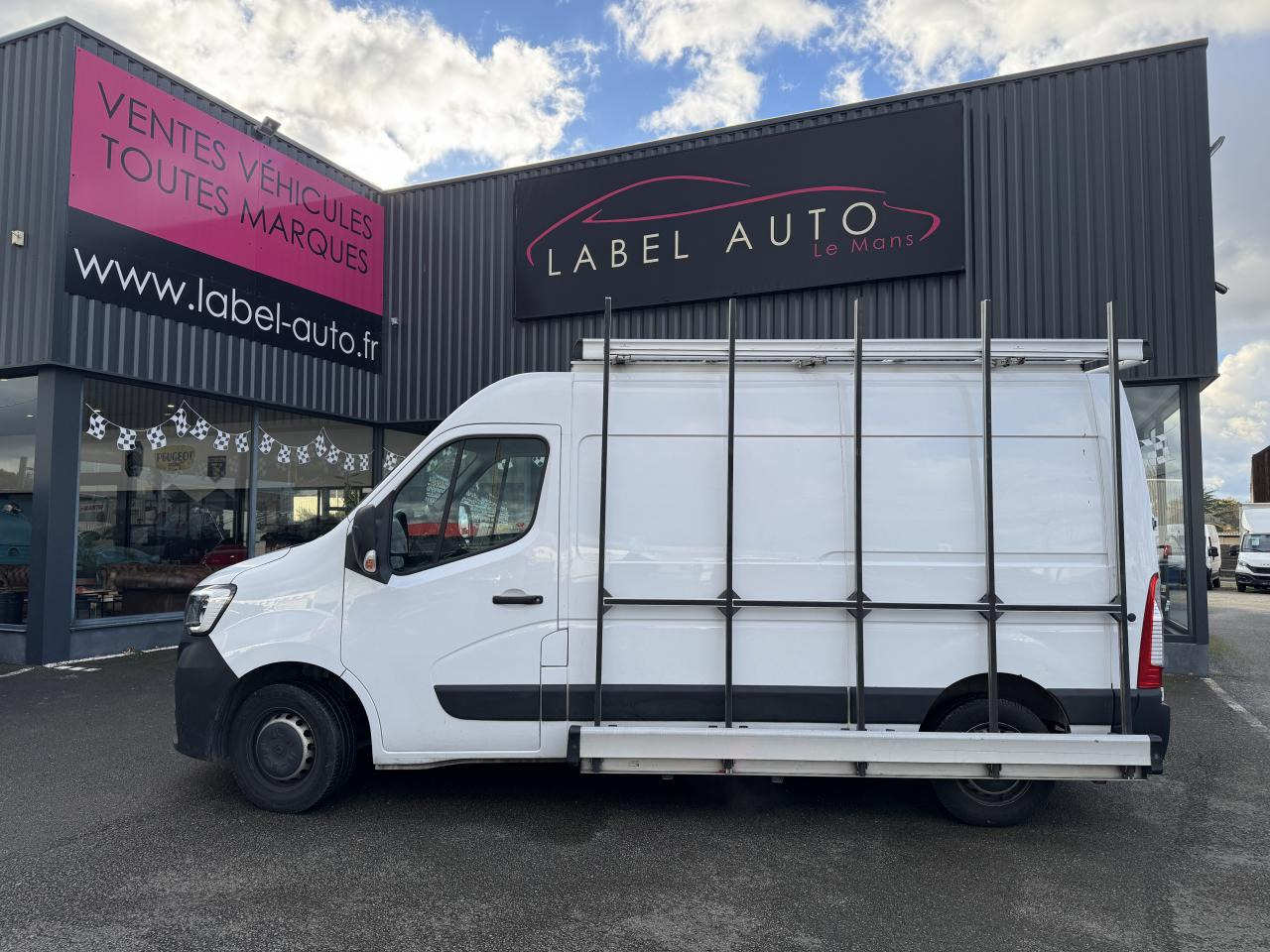 RENAULT Master Grand Confort F3300 L2H2 2.3 Blue dCi - 150 CH PORTE VERRE - Furgon: slika 1 RENAULT Master Grand Confort F3300 L2H2 2.3 Blue dCi - 150 CH PORTE VERRE - Furgon: slika 1