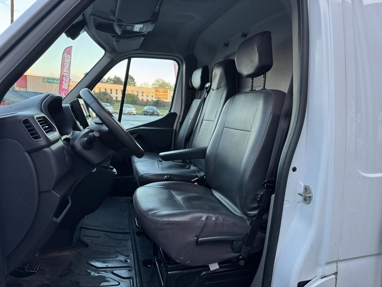 RENAULT Master Grand Confort F3300 L2H2 2.3 Blue dCi - 150 CH PORTE VERRE - Furgon: slika 4 RENAULT Master Grand Confort F3300 L2H2 2.3 Blue dCi - 150 CH PORTE VERRE - Furgon: slika 4