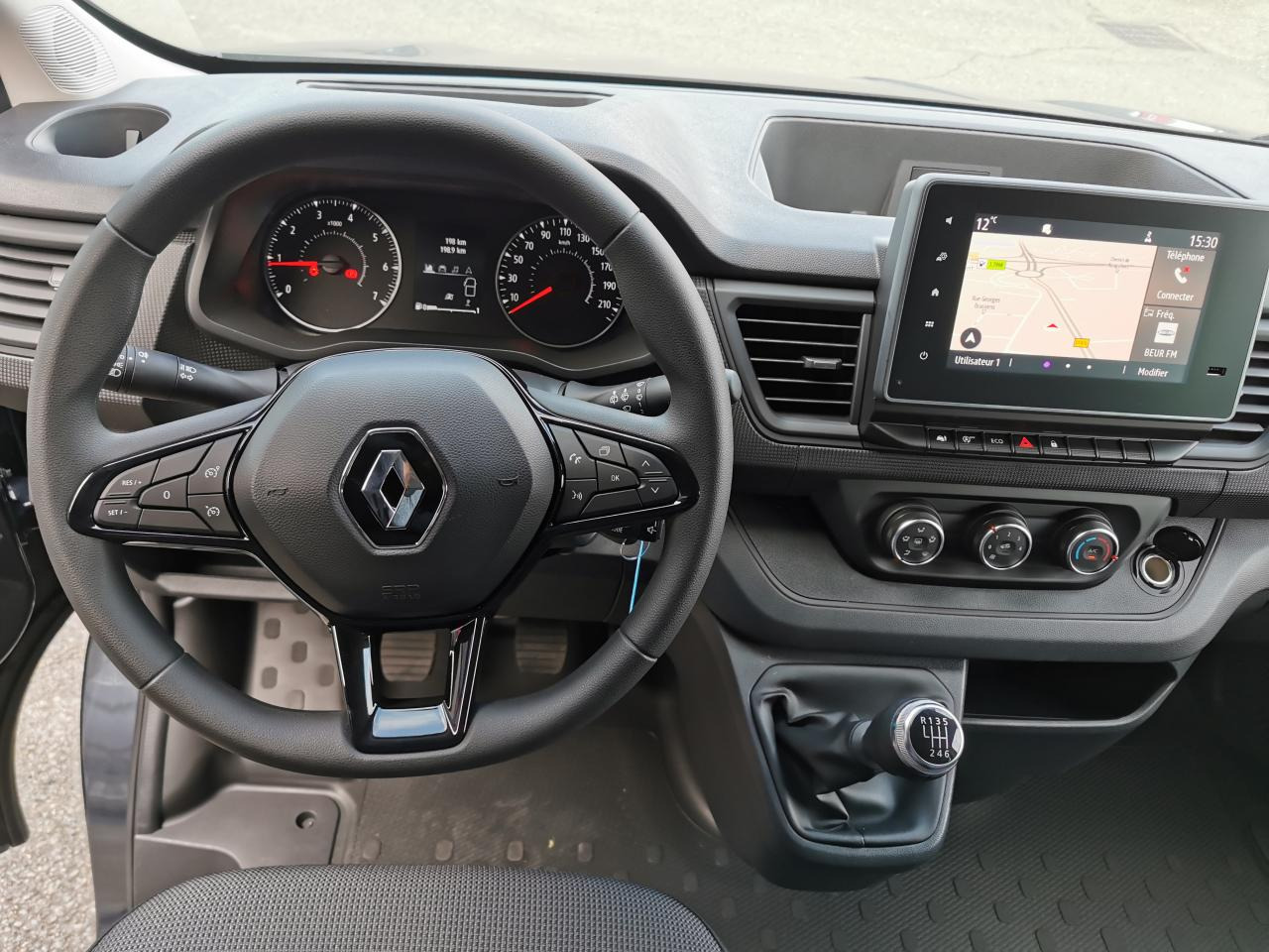 RENAULT Trafic L2 2.0 Energy dCi - 150 - S&S III COMBI Combi Zen L2H1 PHASE 3 - Minibus, Putnički kombi: slika 4 RENAULT Trafic L2 2.0 Energy dCi - 150 - S&S III COMBI Combi Zen L2H1 PHASE 3 - Minibus, Putnički kombi: slika 4