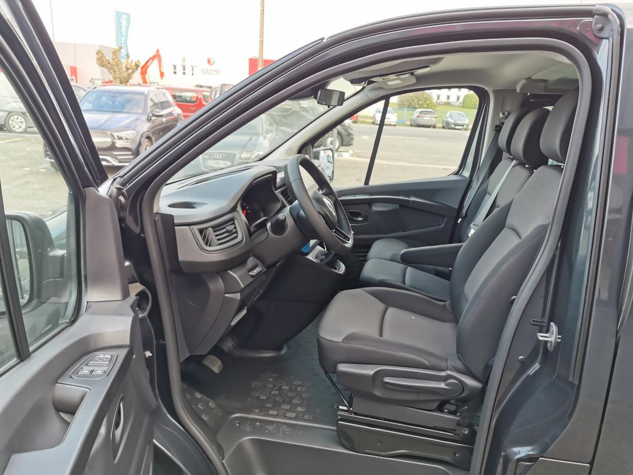 RENAULT Trafic L2 2.0 Energy dCi - 150 - S&S III COMBI Combi Zen L2H1 PHASE 3 - Minibus, Putnički kombi: slika 5 RENAULT Trafic L2 2.0 Energy dCi - 150 - S&S III COMBI Combi Zen L2H1 PHASE 3 - Minibus, Putnički kombi: slika 5