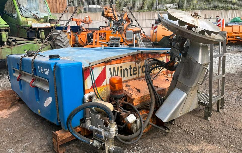 Gmeiner STA 2500 C Salzstreuer für Unimog UGN UGE 424 427 405 U300 U 300 400 500 MERCEDES-BENZ 218 219 318 323 423 427 327 430 429 430 435 Salzsilo Streuautomat Winterdienst - Rasipač peska/ Soli: slika 1 Gmeiner STA 2500 C Salzstreuer für Unimog UGN UGE 424 427 405 U300 U 300 400 500 MERCEDES-BENZ 218 219 318 323 423 427 327 430 429 430 435 Salzsilo Streuautomat Winterdienst - Rasipač peska/ Soli: slika 1
