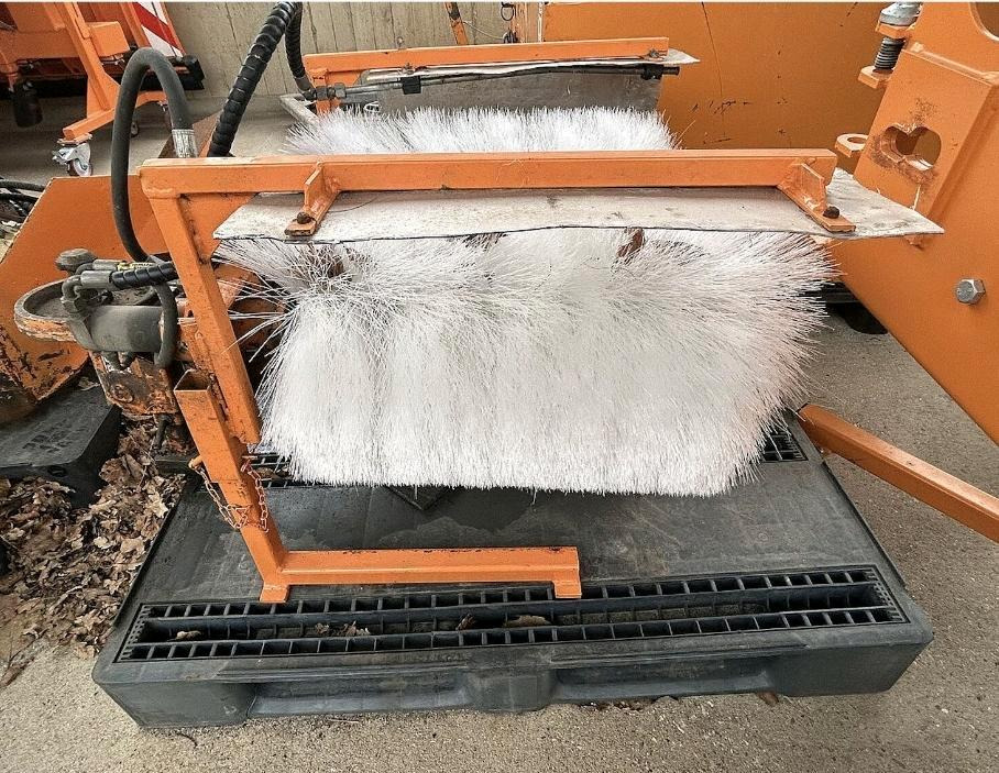 Leitpfostenwaschgerät Fiedler FLW 500 für Mähausleger Böschungsmäher Böschungsmulcher FfM 400 500 600 Leitpfostenwaschmaschine - Metle: slika 5 Leitpfostenwaschgerät Fiedler FLW 500 für Mähausleger Böschungsmäher Böschungsmulcher FfM 400 500 600 Leitpfostenwaschmaschine - Metle: slika 5