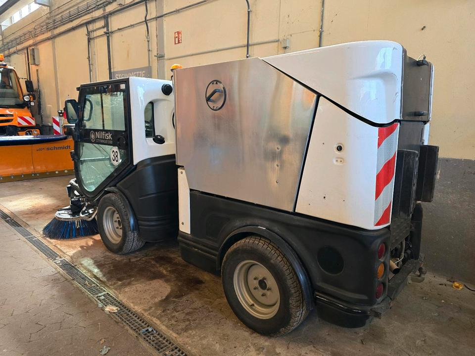 Nilfisk City Ranger 3500 Kehrmaschine Straßenkehrmaschine mit Schmidt Bediendisplay Hako Kehreinheit - Autočistilica: slika 2 Nilfisk City Ranger 3500 Kehrmaschine Straßenkehrmaschine mit Schmidt Bediendisplay Hako Kehreinheit - Autočistilica: slika 2