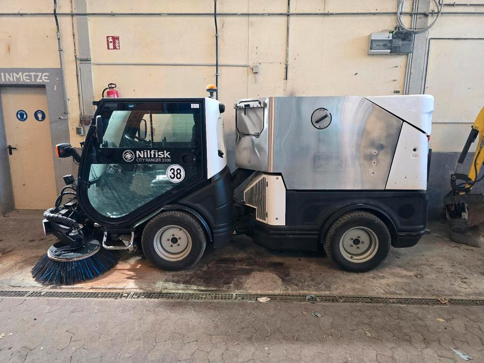 Nilfisk City Ranger 3500 Kehrmaschine Straßenkehrmaschine mit Schmidt Bediendisplay Hako Kehreinheit - Autočistilica: slika 3 Nilfisk City Ranger 3500 Kehrmaschine Straßenkehrmaschine mit Schmidt Bediendisplay Hako Kehreinheit - Autočistilica: slika 3