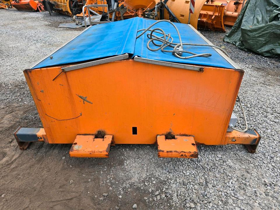 Salzstreuer Gmeiner STA 2000 C für Unimog UGN UGE 424 427 405 U300 U 300 400 500 MERCEDES-BENZ 218 219 318 323 423 427 327 430 429 430 435 Salzsilo Streuautomat Winterdienst - Rasipač peska/ Soli: slika 5 Salzstreuer Gmeiner STA 2000 C für Unimog UGN UGE 424 427 405 U300 U 300 400 500 MERCEDES-BENZ 218 219 318 323 423 427 327 430 429 430 435 Salzsilo Streuautomat Winterdienst - Rasipač peska/ Soli: slika 5