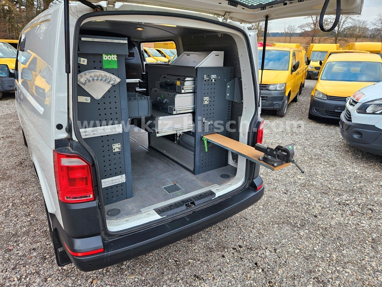 Volkswagen T6 Auto/ DSG Bott Sortimo Stdhzg Behindertenger. - Putnički kombi: slika 2 Volkswagen T6 Auto/ DSG Bott Sortimo Stdhzg Behindertenger. - Putnički kombi: slika 2