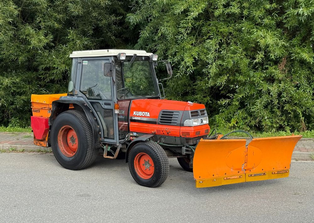 Kubota * Traktor KUBOTA L4200 * 4x4 * Pług Piaskarka * Wałek Przód Tył * Sprowadzony* Zimowe Utrzymanie - Traktor: slika 1 Kubota * Traktor KUBOTA L4200 * 4x4 * Pług Piaskarka * Wałek Przód Tył * Sprowadzony* Zimowe Utrzymanie - Traktor: slika 1