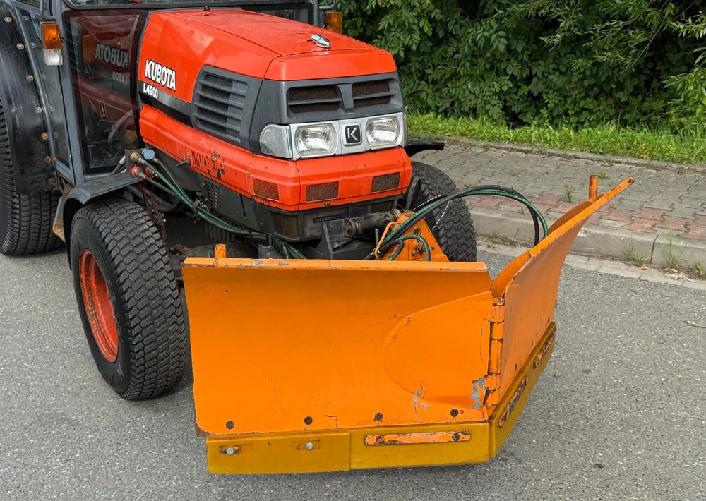 Kubota * Traktor KUBOTA L4200 * 4x4 * Pług Piaskarka * Wałek Przód Tył * Sprowadzony* Zimowe Utrzymanie - Traktor: slika 3 Kubota * Traktor KUBOTA L4200 * 4x4 * Pług Piaskarka * Wałek Przód Tył * Sprowadzony* Zimowe Utrzymanie - Traktor: slika 3
