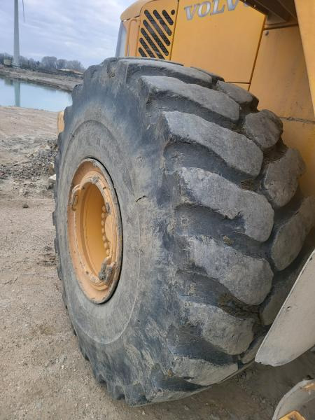 Utovarivač točkaš Volvo L 220 E: slika 23