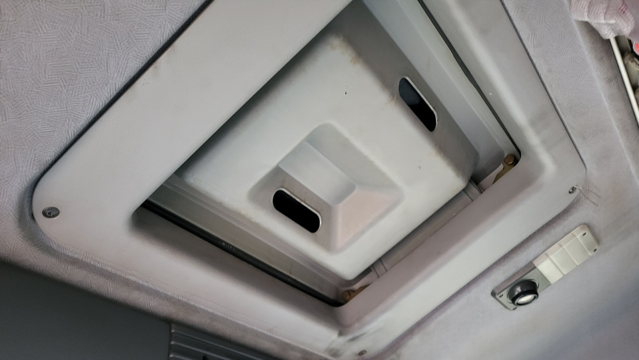 Kamion sa golom šasijom i zatvorenom kabinom SCANIA R124 420 6X4: slika 23