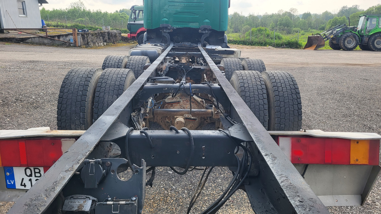 Kamion sa golom šasijom i zatvorenom kabinom SCANIA R124 420 6X4: slika 9