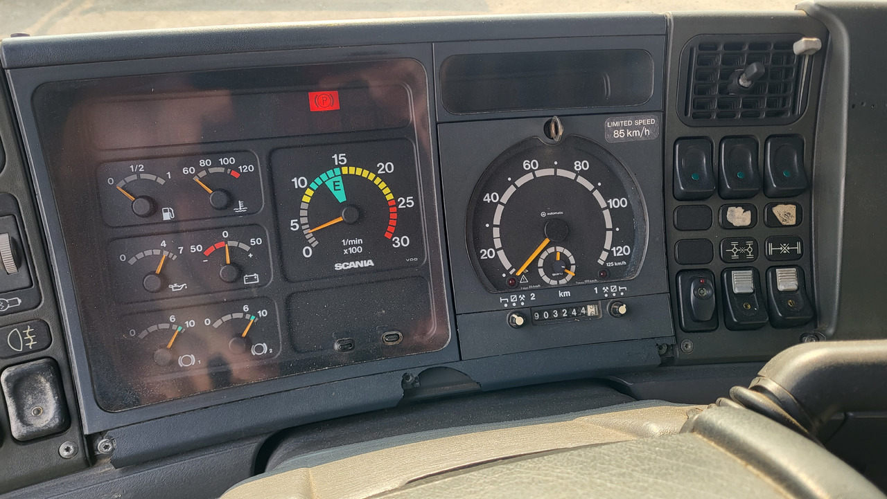 Kamion sa golom šasijom i zatvorenom kabinom SCANIA R124 420 6X4: slika 30