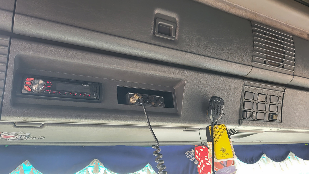 Kamion sa golom šasijom i zatvorenom kabinom SCANIA R124 420 6X4: slika 32