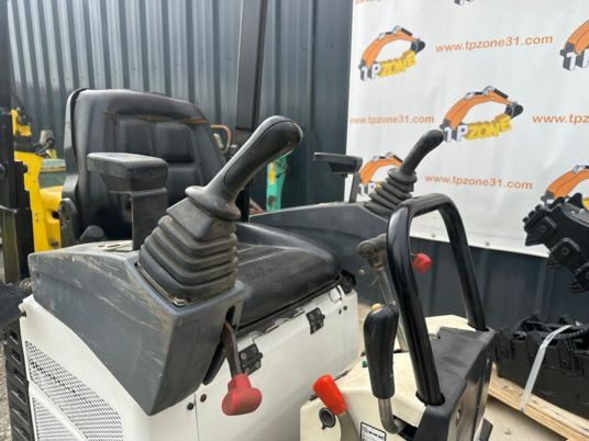 Bobcat E10 Joystick à 12500€ HT - Mini bager: slika 3 Bobcat E10 Joystick à 12500€ HT - Mini bager: slika 3