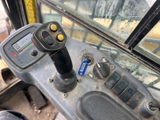 Kompaktni utovarivač guseničar Gehl RT175 High Flow Joystick Clim à 29900 € HT: slika 7 Kompaktni utovarivač guseničar Gehl RT175 High Flow Joystick Clim à 29900 € HT: slika 7