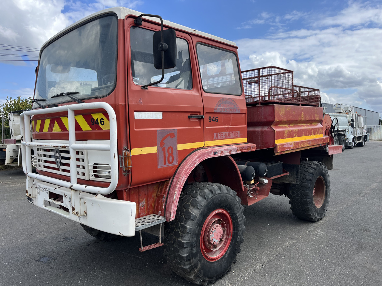 RENAULT 85-150 4x4 ccf citerne - Vatrogasni kamion: slika 1 RENAULT 85-150 4x4 ccf citerne - Vatrogasni kamion: slika 1