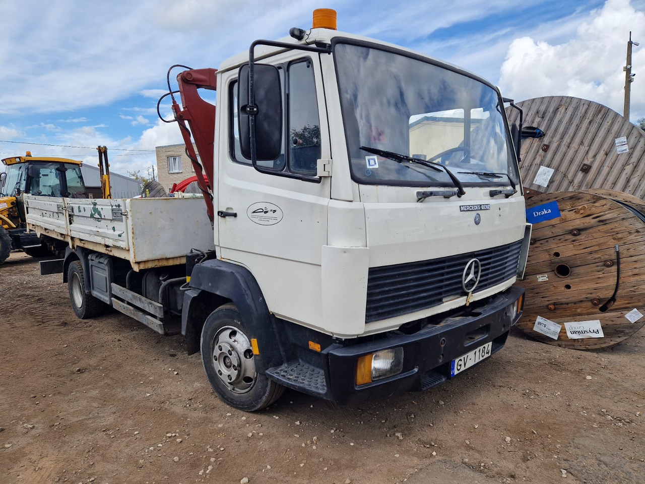 MERCEDES-BENZ Vario 814 - Kamion sa dizalicom: slika 1 MERCEDES-BENZ Vario 814 - Kamion sa dizalicom: slika 1