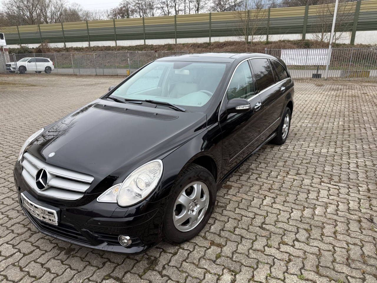 Mercedes-Benz R - SUV: slika 1 Mercedes-Benz R - SUV: slika 1