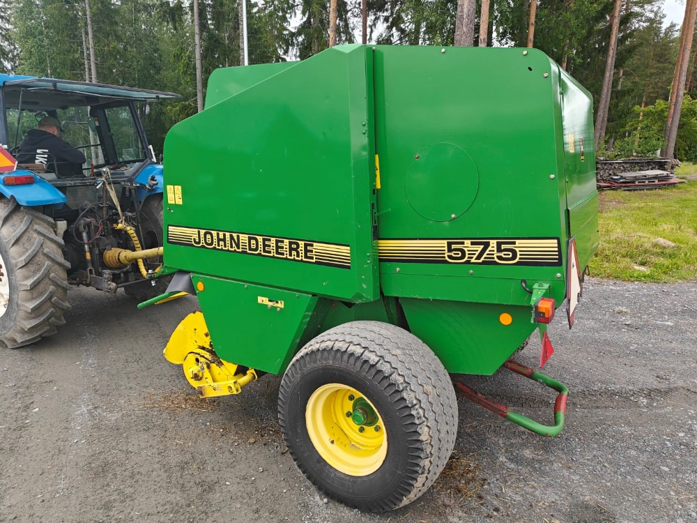JOHN DEERE Pyöröpaalain 575 - Balirka za okrugle bale: slika 2 JOHN DEERE Pyöröpaalain 575 - Balirka za okrugle bale: slika 2