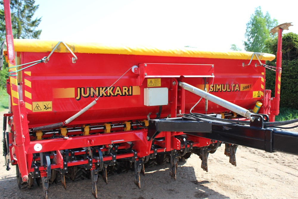 Junkkari Simulta 3000T - Siisti! Heinänsiemenlaite ja kiekkovantaat takana - Kombinovana mašina za setvu: slika 2 Junkkari Simulta 3000T - Siisti! Heinänsiemenlaite ja kiekkovantaat takana - Kombinovana mašina za setvu: slika 2